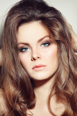 Kıvırcık saçlı kız.