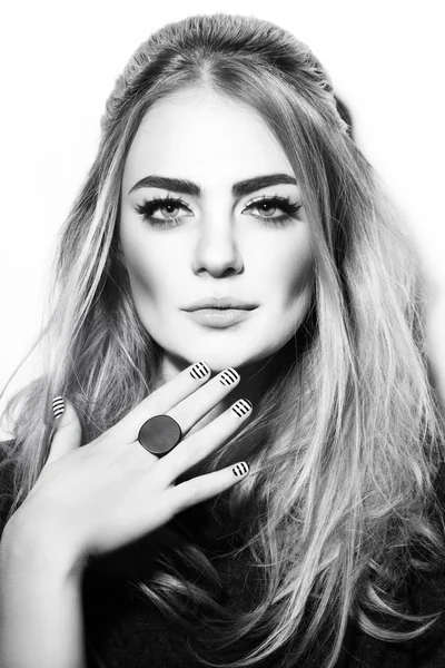 Meisje met gestreepte manicure — Stockfoto