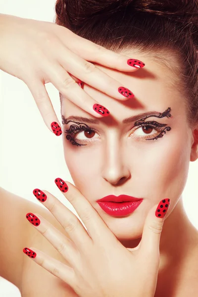 Menina com maquiagem extravagante e manicure — Fotografia de Stock