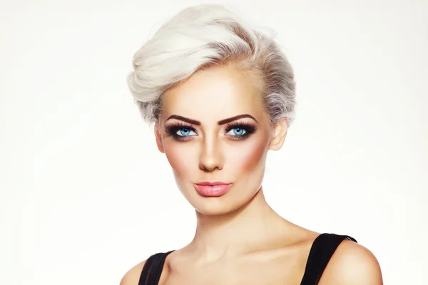 Platina blonde vrouw met stijlvolle make-up — Stockfoto
