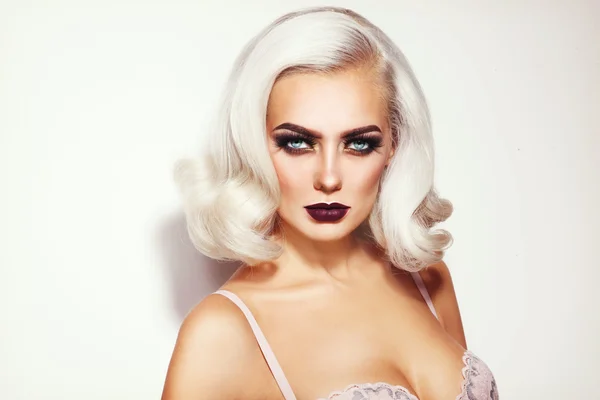 Platinum blond woman with stylish make-up — Stockfoto