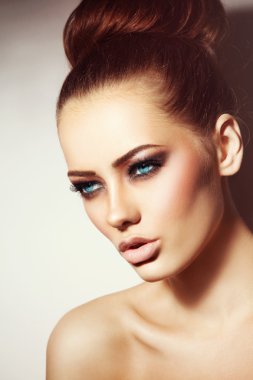 Genç çekici kadın