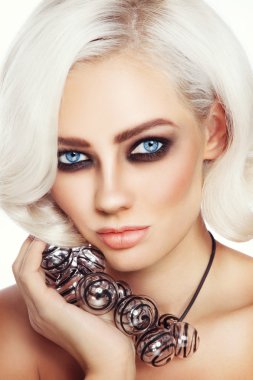 Göz alıcı cam kolye kadında