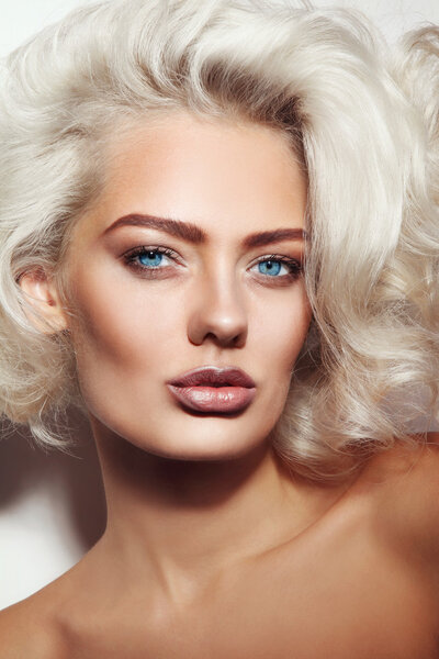 Сексуальная блондинка красивая девушка
