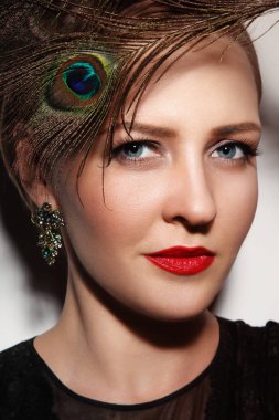 göz alıcı kırmızı ruj kadınla