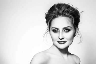 Dağınık saç topuz ile güzellik