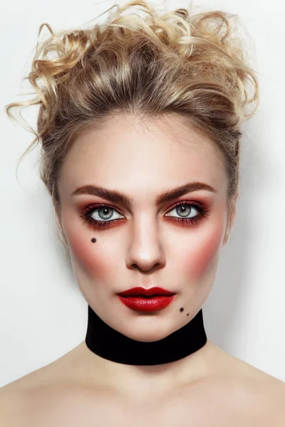 Meisje met vintage stijl make-up en kapsel — Stockfoto