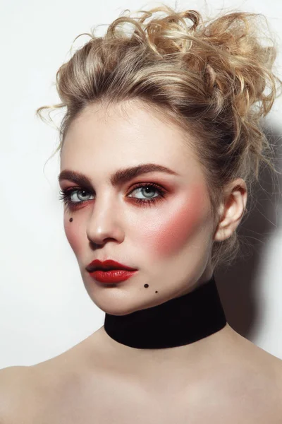 Meisje met vintage stijl make-up — Stockfoto