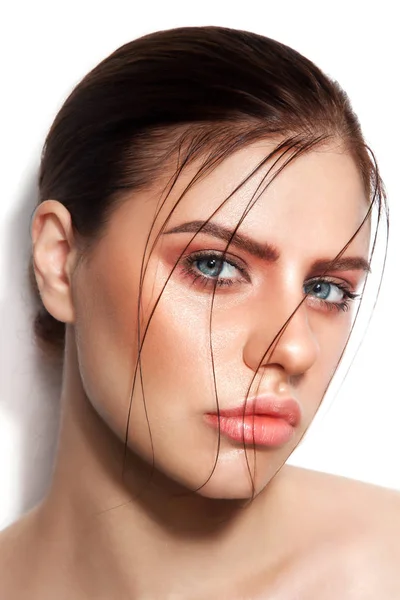 Mujer con la piel y el cabello brillante húmedo — Foto de Stock