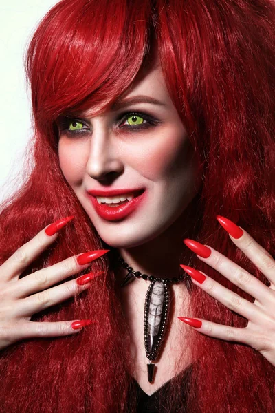 Vrouw met gotische Halloween make-up — Stockfoto