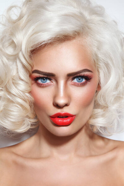 Женщина с платиновыми светлыми вьющимися волосами
 