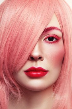 pembe peruk genç güzel kadın