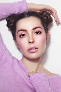 Süslü saç modeli olan güzel kadın 