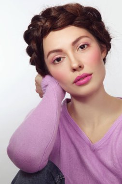 Süslü saç modeli olan güzel kadın 
