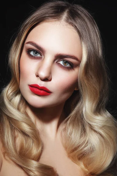 Wanita glamor dengan lipstik merah — Stok Foto