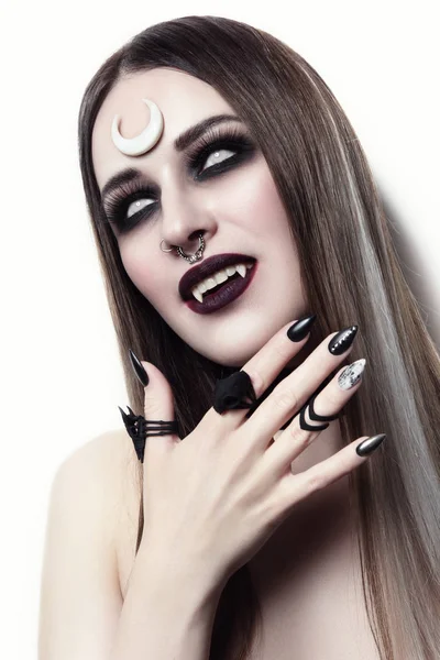 Gotik Cadılar Bayramı makyaj ve sivri olan kadın