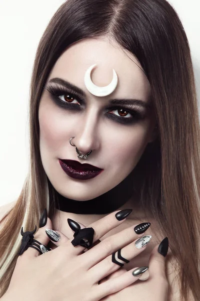 şık gothic makyaj ile güzel kadın