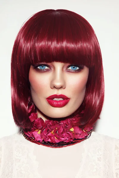 ボブのヘアカットとファッションの赤毛の女性 — ストック写真