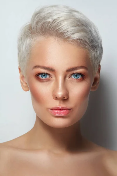 Blondýnka s čistým čerstvý make-up — Stock fotografie