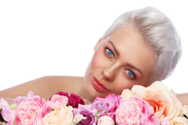 Молодая красивая женщина со свежими цветами
 