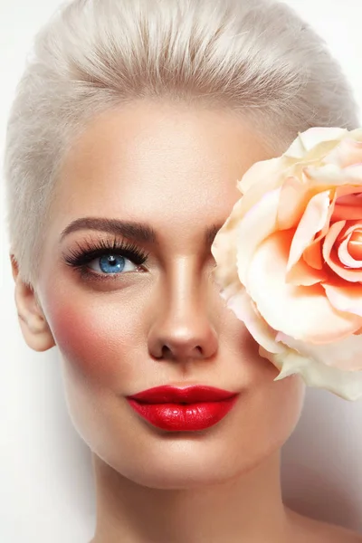 Kırmızı ruj genç güzel sarışın kadınla