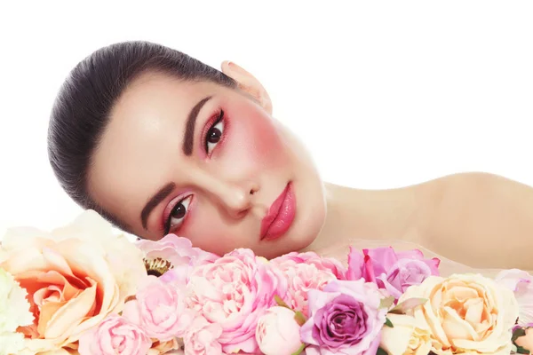 Mujer hermosa joven con flores frescas — Foto de Stock