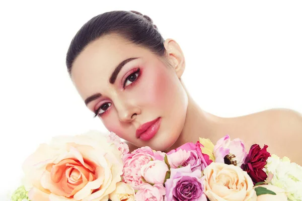 Молодая красивая женщина со свежими цветами — стоковое фото