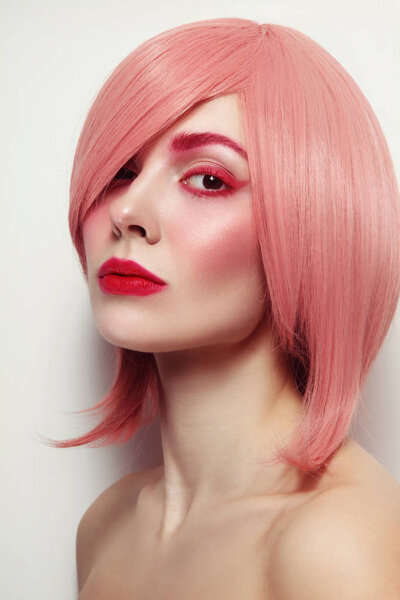 Молодая красивая женщина в розовом парике
