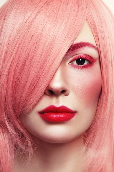 Mooie jongedame in roze pruik — Stockfoto