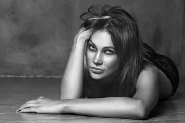 Siyah ve beyaz vintage tarzı atış genç güzel seksi kadın