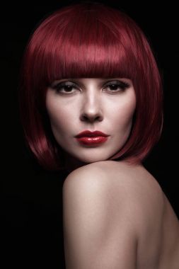 Genç güzel seksi redhead kadın şık bob saç kesimi ile portresi