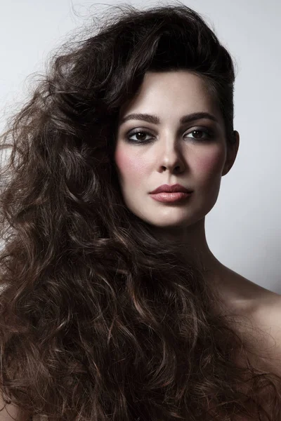 Jeune Belle Femme Aux Cheveux Bouclés Maquillage Des Yeux Fumé — Photo