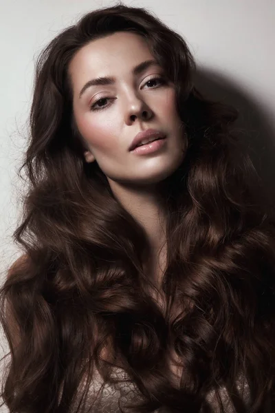 Uzun Kıvırcık Saçlı Temiz Makyaj Genç Güzel Seksi Kadın — Stok fotoğraf