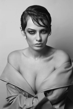 Eski tarz siyah beyaz portre. Göz makyajlı, güzel, seksi bir kadın.