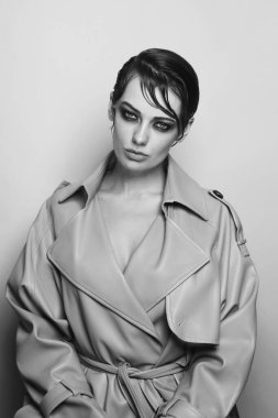 Eski tarz siyah beyaz portre. Deri ceketli güzel bir kadın.