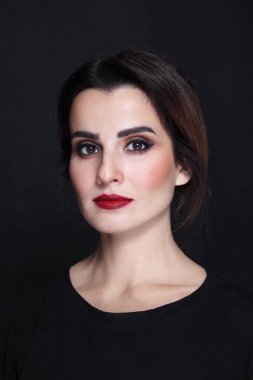 Dumanlı göz makyajı ve kırmızı ruj ile genç ve güzel bir esmer portresi. 