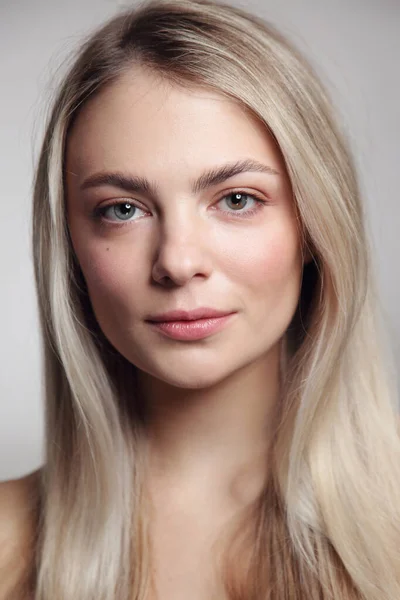 Portret Młodej Pięknej Blondynki Czystym Makijażem — Zdjęcie stockowe