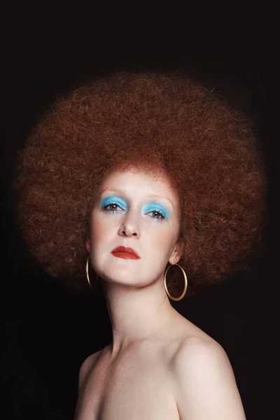 Vintage Stil Porträtt Ung Vacker Kvinna Med Fancy Makeup Och — Stockfoto