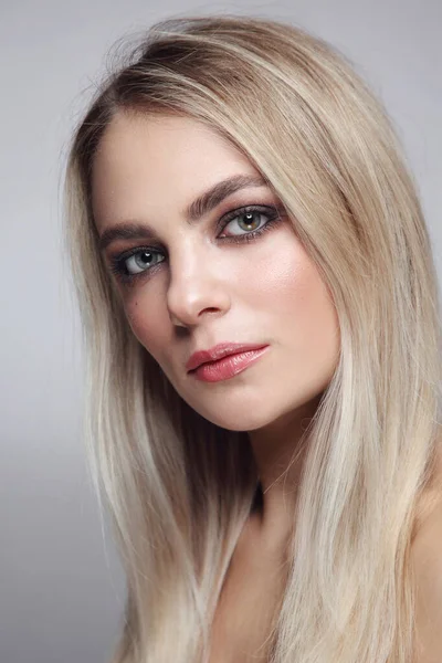 Porträt Der Jungen Schönen Blonden Mädchen Mit Rauchigen Augen Make — Stockfoto