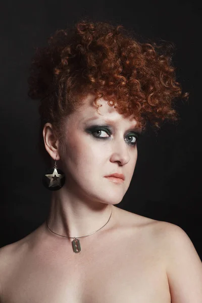 Süslü Makyaj Saç Stili Olan Güzel Bir Kadının Klasik Portresi — Stok fotoğraf