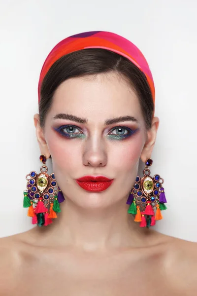 Retrato Estilo Vintage Joven Hermosa Mujer Con Labios Rojos Pendientes — Foto de Stock