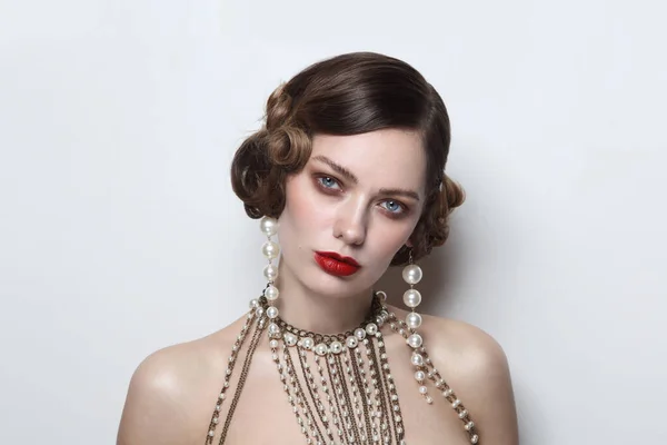 年轻美丽女子的古董风格肖像 戴着精美的珍珠耳环和项链 — 图库照片