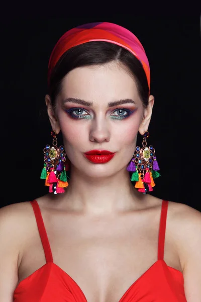 입술에 값비싼 귀걸이를 아름다운 여성의 빈티지 스타일의 초상화 — 스톡 사진