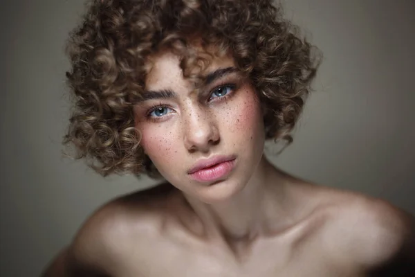 Retrato Estilo Vintage Joven Hermosa Pecosa Con Pelo Rizado Maquillaje —  Fotos de Stock