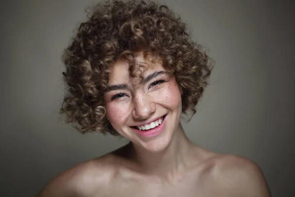 Retrato Estilo Vintage Niña Pecosa Hermosa Sonriente Con Cabello Rizado —  Fotos de Stock