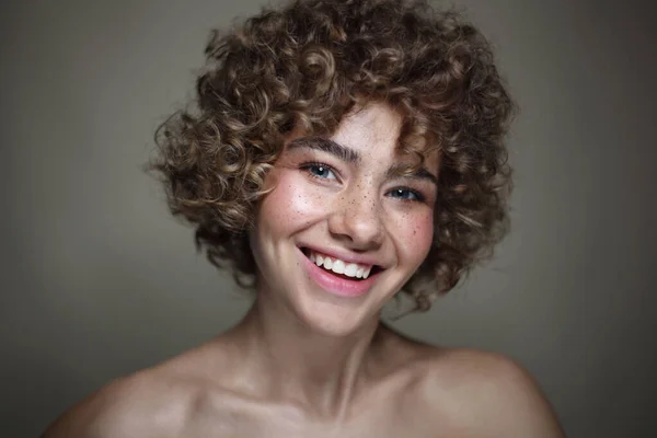 Retrato Estilo Vintage Niña Pecosa Hermosa Sonriente Con Cabello Rizado —  Fotos de Stock