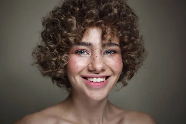 Портрет Старовинного Стилю Усміхненої Красивої Молодої Дівчини Кучерявим Волоссям Вибірковий — стокове фото