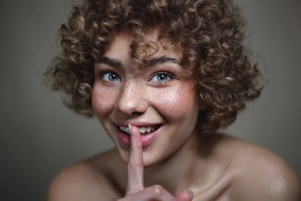 Retrato Estilo Vintage Niña Pecosa Hermosa Sonriente Con Gesto Silencioso — Foto de Stock