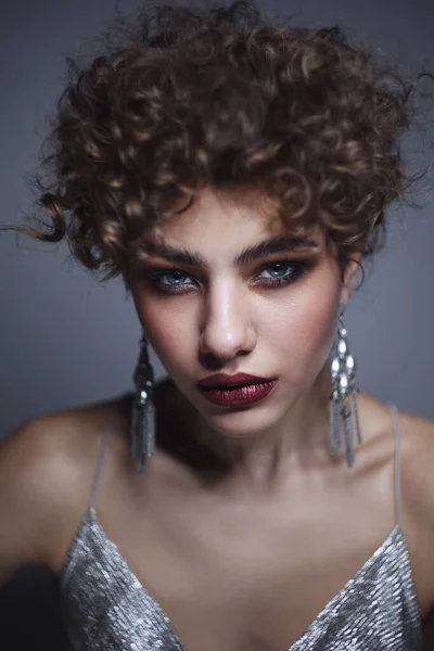 Retrato Estilo Vintage Menina Bonita Jovem Com Cabelo Encaracolado Maquiagem — Fotografia de Stock