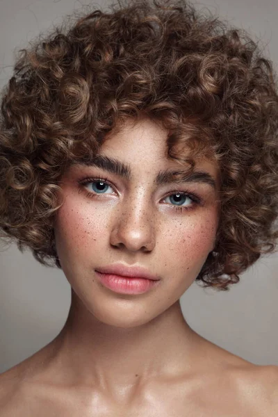 Retrato Joven Hermosa Pecosa Chica Con Pelo Rizado Maquillaje Limpio —  Fotos de Stock